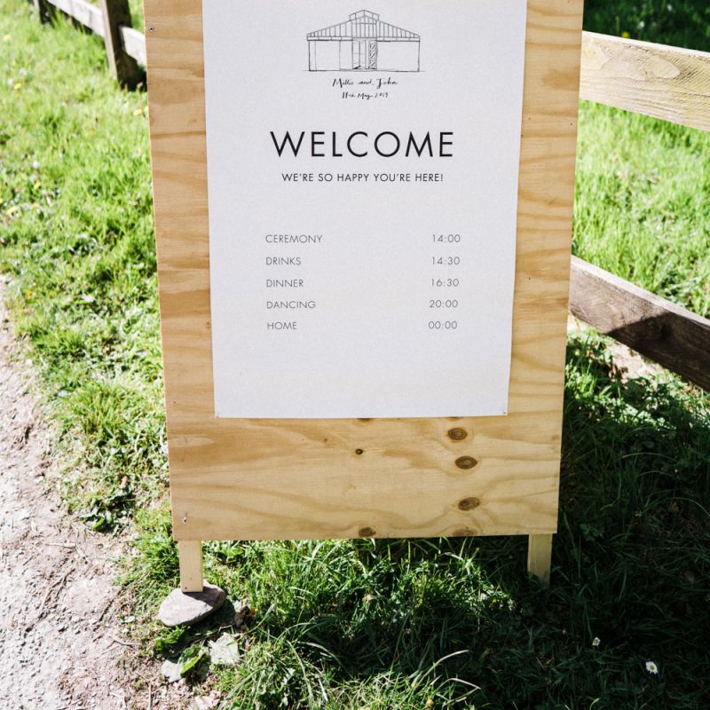Wooden Welcome Sign with Anran Illustration