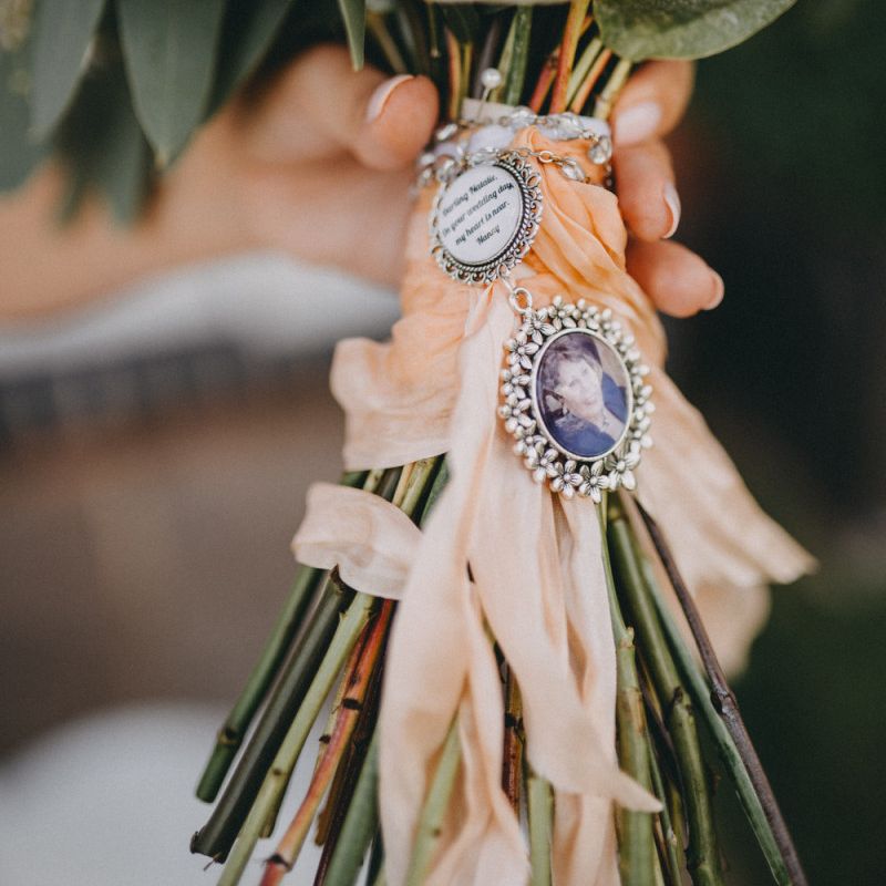 Bridal bouquet with memory brooches