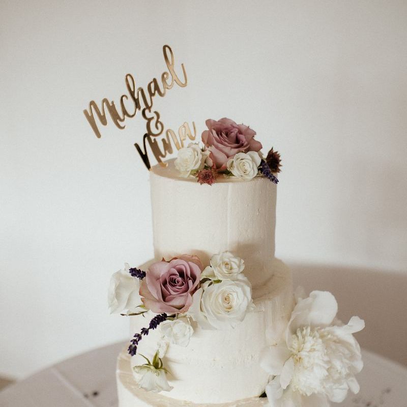 White wedding cake with pink flower decor