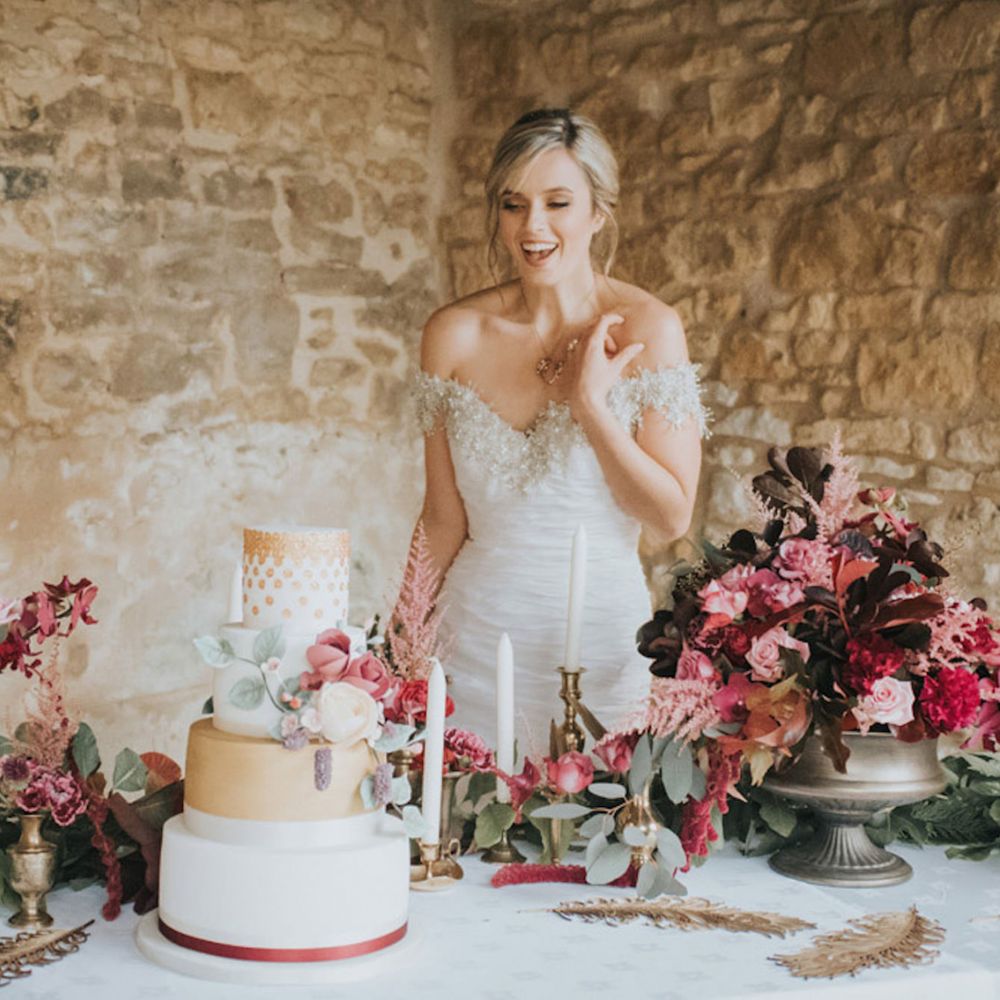 Autumn elegant bride with wedding flowers and cake