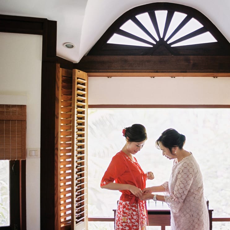 Mother of the bride helping her daughter on the wedding morning
