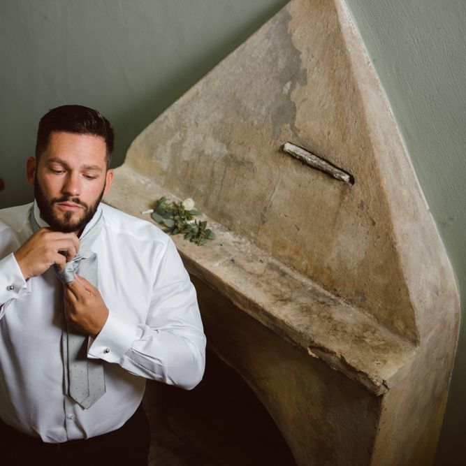 Wedding Morning Grooms Preparations | Green &amp; White Bohemian Wedding in the Rain at Castello di San Sebastiano da Po, Italy | Margherita Calati Photography | Second Shooter Carlo Vittorio