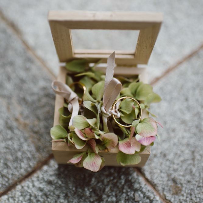 Wedding Ring Box | Green &amp; White Bohemian Wedding in the Rain at Castello di San Sebastiano da Po, Italy | Margherita Calati Photography | Second Shooter Carlo Vittorio