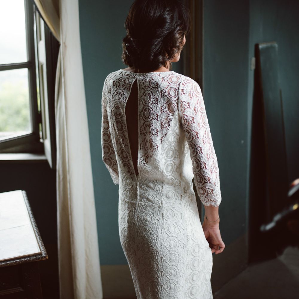 Wedding Morning Bridal Preparations | Bride in Lace Laure de Sagazan Bridal Gown | Green &amp; White Bohemian Wedding in the Rain at Castello di San Sebastiano da Po, Italy | Margherita Calati Photography | Second Shooter Carlo Vittorio