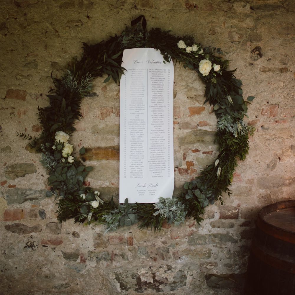 Greenery Hoop Table Plan | Green &amp; White Bohemian Wedding in the Rain at Castello di San Sebastiano da Po, Italy | Margherita Calati Photography | Second Shooter Carlo Vittorio