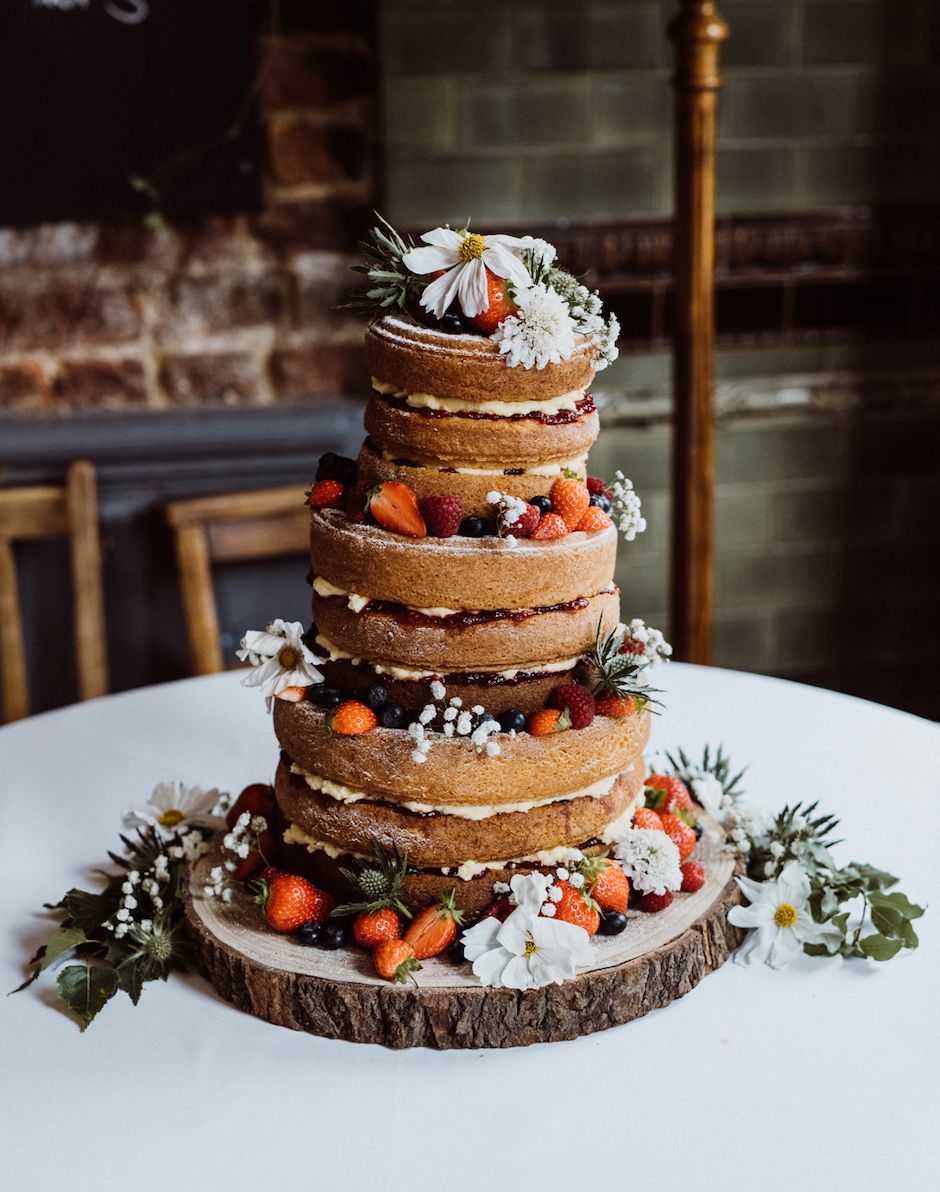A small sponge wedding cake (naked cake) … – License Images – 12570132 ❘  StockFood