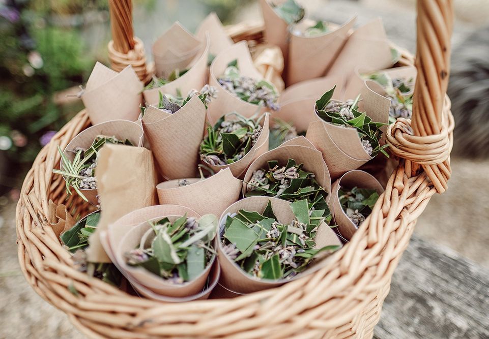 12 Biodegradable Confetti Ideas For Your Wedding