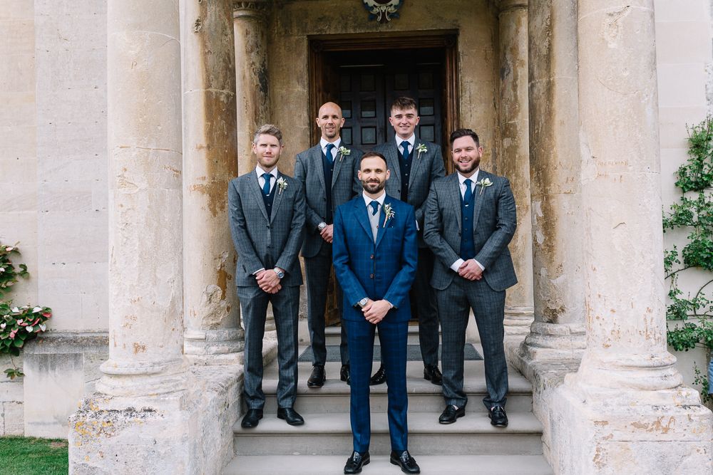 The Complete Guide to Selecting Groomsmen Suits - Hockerty
