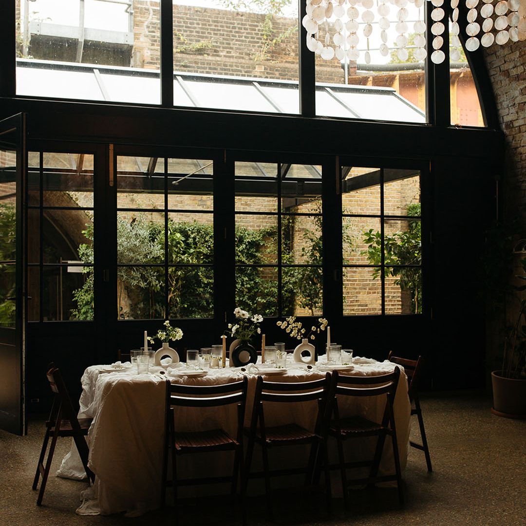 Urban Elegance With Black And White Table Decorations