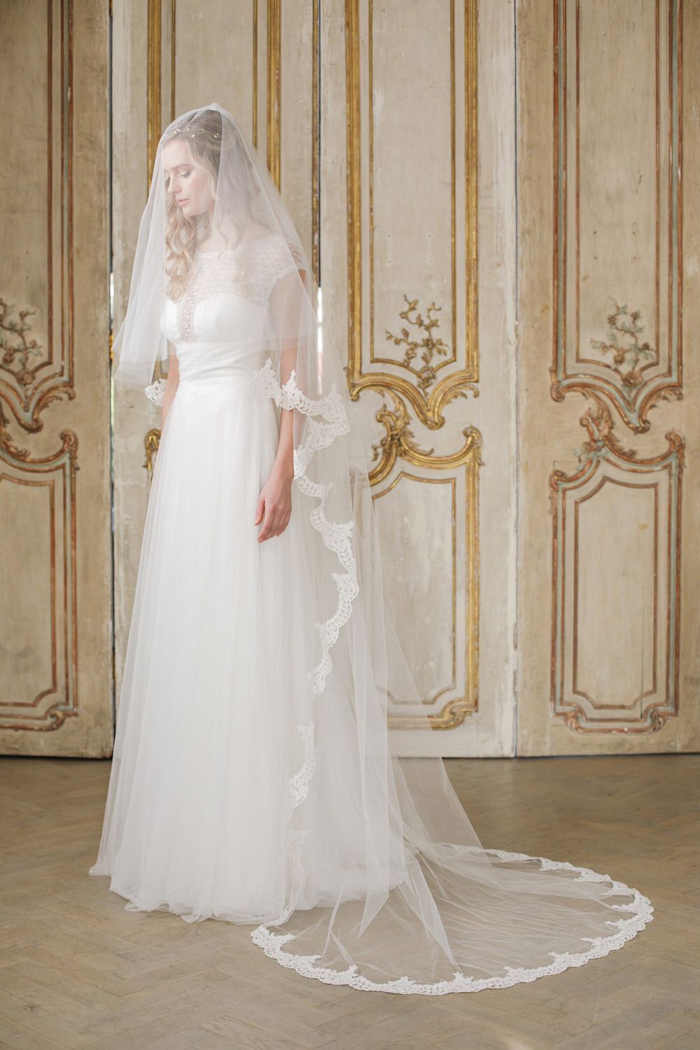 https://www.rockmywedding.co.uk/1800x1800/wp-content/gallery/britten-weddings-veil-guide/Two-tier-semi-edge-lace-wedding-veil-Lucia-Britten-weddings.jpg?fit=1