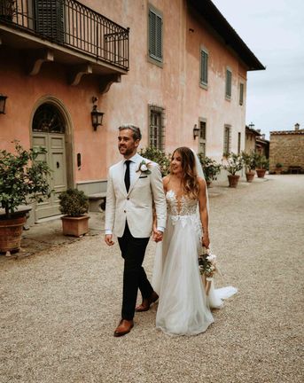 Outdoor wedding in Tuscany with prosecco wall