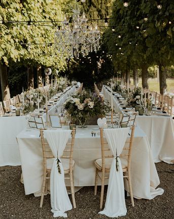 Sweetheart table for modern seating arrangement at outdoor wedding