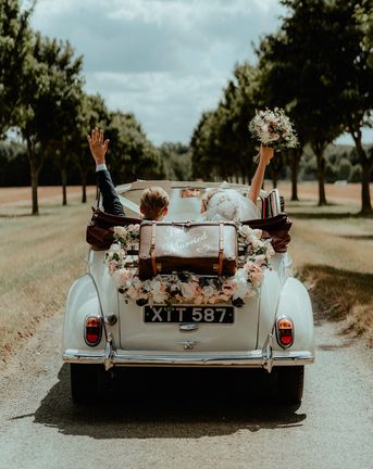 how to decorate a wedding car