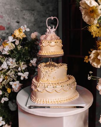 yellow wedding theme ideas with yellow wedding cake