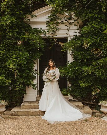 Bride in a Phillipa Lepley wedding dress for classic wedding at Sprivers Mansion.