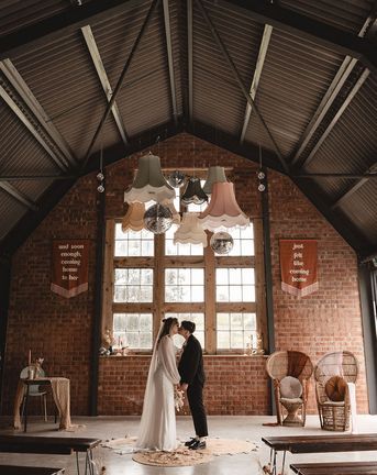 The Giraffe Shed wedding with retro 70s theme and DIY decor