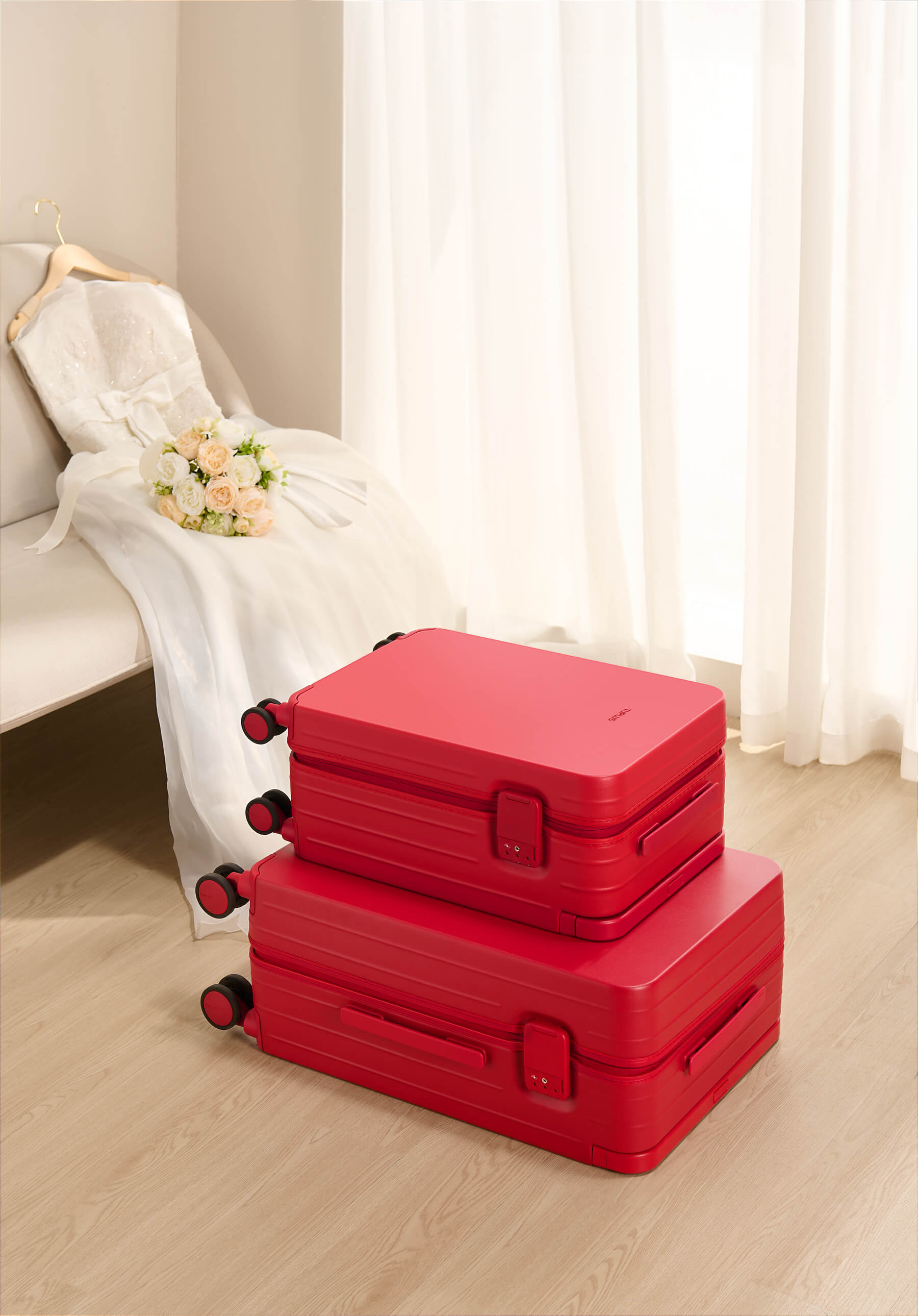 tuplus-impression-collection-suitcases-red-luggage-honeymoon.jpg