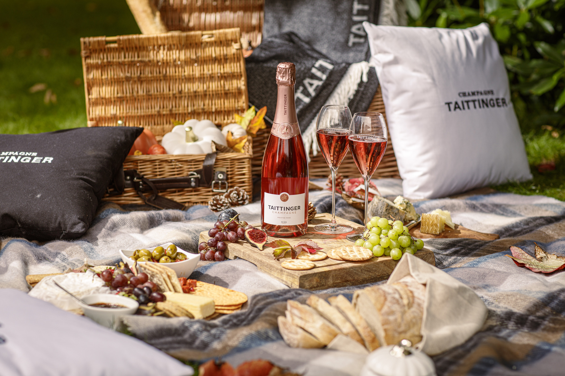 taittinger-prestige-rose-champagne-gift-set-glasses-romantic-picnic-valentines-day-gift-ideas.jpg