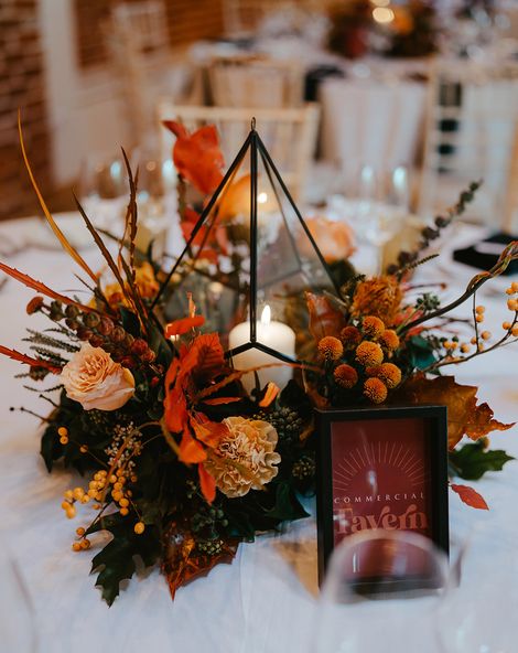 Wedding table centrepiece idea with autumnal wedding theme decor.