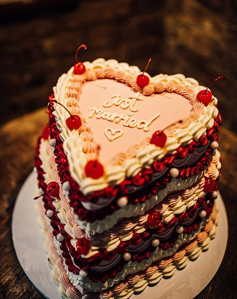 Retro heart shaped wedding cake for Valentine's Day wedding ideas