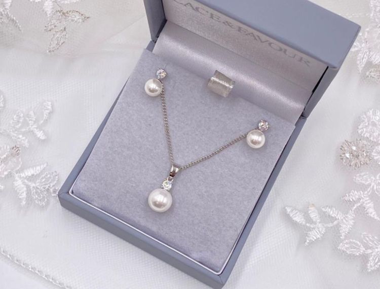 lace favour evie dainty pearl stud earring and pendant jewellery set