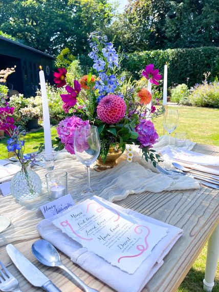 amy carlile flowers brights   tablescape with zoom on centrepiece