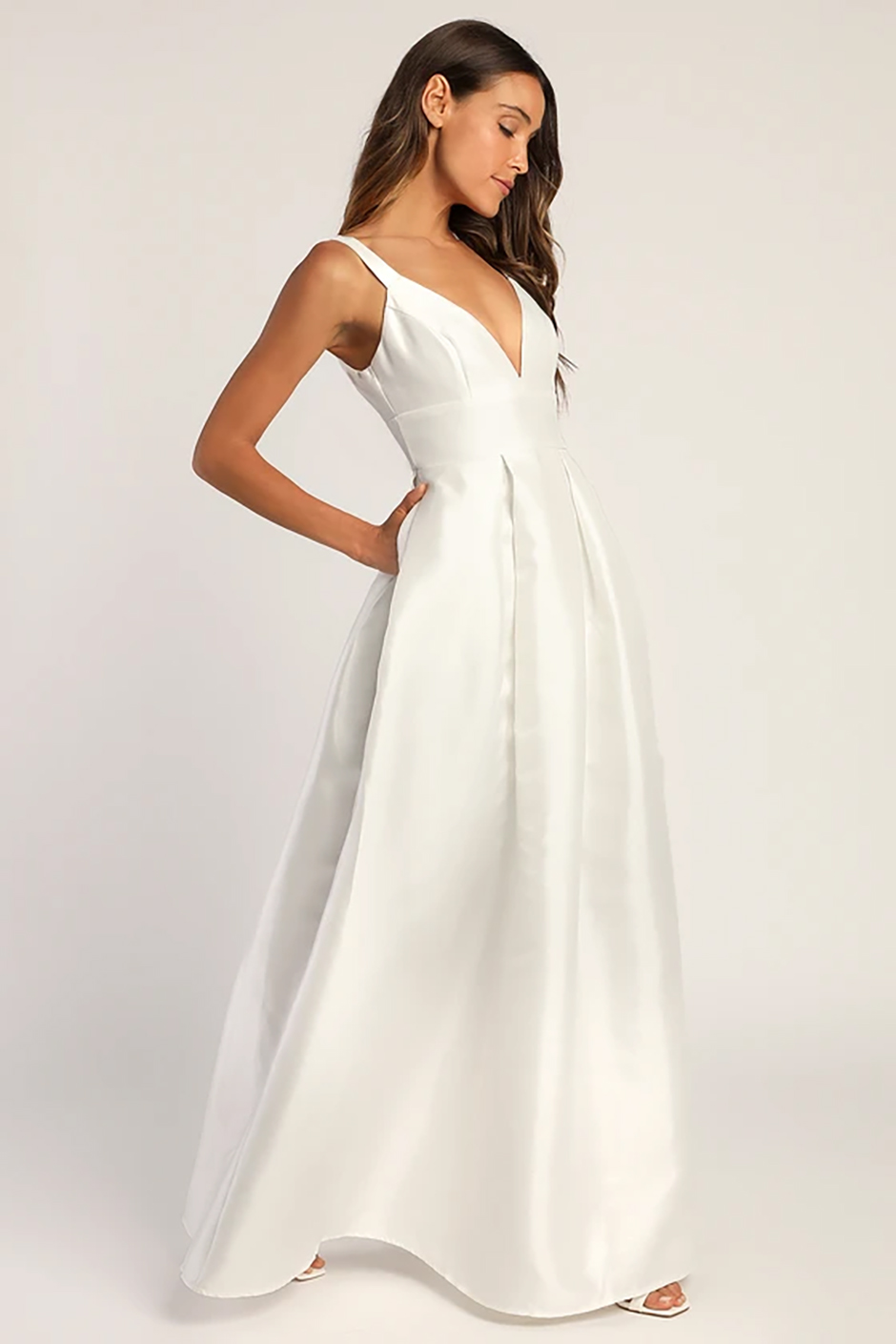 Sleeveless maxi wedding dress with pockets in ivory with plunging neckline and open back